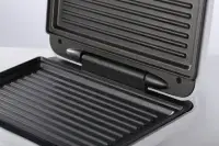 Hisense Contact Grill Sandwich Maker 700W | HSM701GCW
